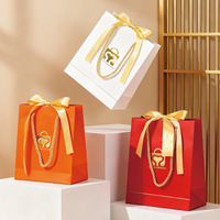 Emballage de bijoux haut de gamme, sac en papier blanc, logo de marque personnalisé, estampage à chaud doré, sac de transport cosmétique de luxe avec nœud doré