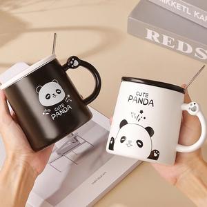 Taza de panda de dibujos animados con personalidad creativa con tapa, cuchara, taza de café de oficina, taza de bebida simple de cerámica con saludo de mano - Product Image 1