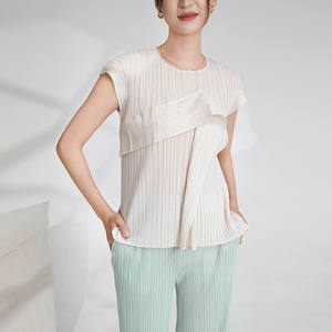 Camiseta Ecológica Comprimida de Manga Corta para Mujer, Cuello Alto, Moda de Alta Gama, Estilo Miyake Plisado, Secado Rápido - Product Image 1