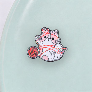 Schattige kat die met rood garen speelt, emaille pin, cartoon kitten broche voor rugzakdecoratie - Product Image 3