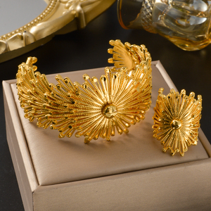 Conjunto de pulseras y anillo de oro delicado, ligero, antideslustre, con diseño floral, estilo filigrana, brazalete abierto, juvenil y pulido para mujer. - Product Image 1