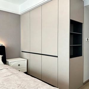 Armoire BALOM personnalisée, moderne et minimaliste, mobilier de chambre à coucher, armoire en bois massif à détection de présence avec étagères latérales ouvertes - Product Image 3