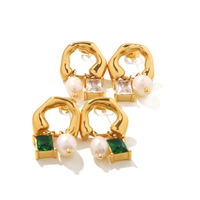 Boucles d'oreilles pendantes en perles d'eau douce naturelles Boucles d'oreilles créoles en acier inoxydable plaqué or 18 carats incrustées de zircon vert blanc