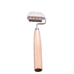 Masseur facial de nouvelle conception, manche en bois, rouleau de massage en caoutchouc 3D, rouleau de jade personnalisé - Product Image 4