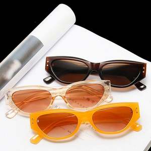 Lunettes de soleil œil de chat pour femmes, monture petite, style rétro punk avec rivets, protection UV400, personnalisables avec logo, vente en gros - Product Image 3