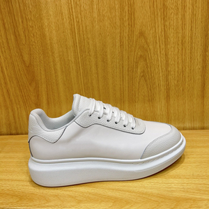 Nuevos zapatos deportivos de moda para hombre y mujer a bajo precio, en color blanco con cordones, punta redonda, ideales para actividades casuales al aire libre. - Product Image 2