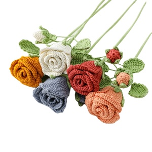 Bouquet éternel de roses en laine fait main, arrangement floral au crochet, décoration de mariage à domicile durable, cadeau romantique de luxe - Product Image 1