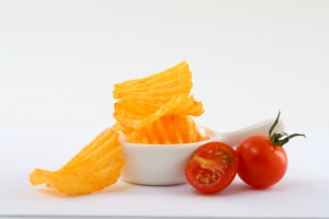 Croustilles <span class=keywords><strong>de</strong></span> pommes <span class=keywords><strong>de</strong></span> <span class=keywords><strong>terre</strong></span> coupées fraîches collations en forme <span class=keywords><strong>de</strong></span> grande vague croustilles <span class=keywords><strong>de</strong></span> pommes <span class=keywords><strong>de</strong></span> <span class=keywords><strong>terre</strong></span> aromatisées à la tomate collations frites prix d'usine pour les enfants - Product Image 2