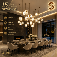 Lustre contemporain Senfey sur mesure avec abat-jour en verre LED, cadre en laiton, hauteur réglable, suspension multiple