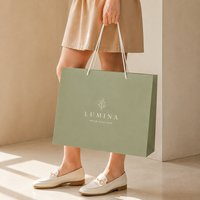 Sac en papier kraft blanc recyclable de qualité supérieure, élégant et uni, avec logo gaufré pour le branding des boutiques de vêtements haut de gamme