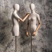 Mannequin femme beige 3/4 corps, enveloppé de bambou, torse réaliste et réglable pour présentation de vêtements de mode