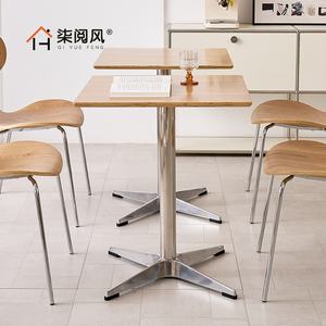 Ensemble de table et de chaises de salle à manger en bois massif de style rétro pour les salons de desserts, les salons de thé au lait, les cafés - Table de salle à manger commerciale - Product Image 3