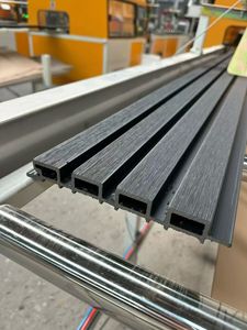 Revestimiento <span class=keywords><strong>de</strong></span> pared <span class=keywords><strong>exterior</strong></span> <span class=keywords><strong>de</strong></span> diseño moderno, Panel <span class=keywords><strong>de</strong></span> pared <span class=keywords><strong>de</strong></span> madera <span class=keywords><strong>de</strong></span> <span class=keywords><strong>PVC</strong></span> WPC, Panel <span class=keywords><strong>de</strong></span> revestimiento estriado coextruido <span class=keywords><strong>Exterior</strong></span> <span class=keywords><strong>para</strong></span> uso doméstico en hoteles - Product Image 2