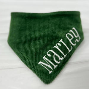 Personalisiertes Einfarbiges Grünes Cord-Hundehalstuch mit Stickerei und Druckknopfverschluss als Weihnachts- und Halloween-Geschenk für Neue Hundemamas - Product Image 1