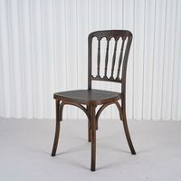 Chaise de salle à manger empilable en PP avec dossier à vis et structure en résine imperméable pour location événementielle et mariages en extérieur