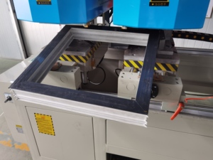 Máquina de Soldadura PLC de Doble Cabezal CNC Semiautomática Industrial para Procesamiento de PVC/UPVC, Uso en Fábrica, 380V/220V, 1 Año de Garantía - Product Image 2