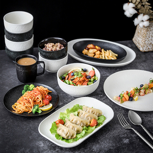 Plat et <span class=keywords><strong>assiette</strong></span> modernes ronds en <span class=keywords><strong>porcelaine</strong></span> <span class=keywords><strong>noire</strong></span> et blanche mats classiques assiettes à dîner en céramique pour la maison de restaurant - Product Image 5