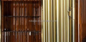 Meuble à vin de luxe moderne avec cadre en acier inoxydable doré, pieds en verre noir, buffet de salon, présentoir de bar, rangement Rkj-rx23139 - Product Image 2