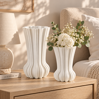 Vase en céramique imprimé en 3D avec des rainures sculpturales et un bord ondulé