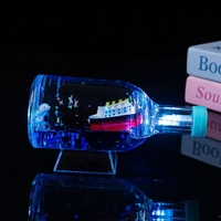 Décoration de table en forme de bouteille flottante lumineuse avec bateau à voile, bouteille ronde avec gouttes d'huile flottantes, porte-stylo pour étudiant, cadeau d'anniversaire