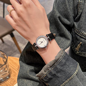 Reloj minimalista redondo para mujer con correa de cuero y movimiento de cuarzo - Product Image 2