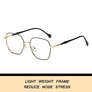 Dernier arrivage de lunettes légères tendance Lunettes photo grises Antireflet <span class=keywords><strong>bleu</strong></span> à monture optique en métal Lunettes photochromiques anti-lumière bleue - Product Image 2