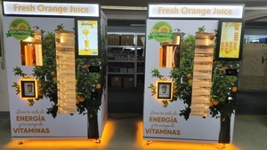Le paiement au distributeur automatique de jus d'<span class=keywords><strong>orange</strong></span> peut être effectué avec des pièces, des billets ou une carte de crédit - Product Image 4