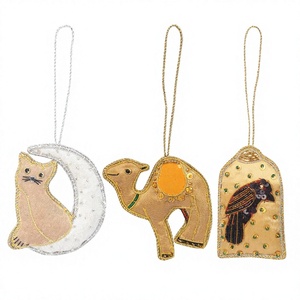 Adornos Navideños Personalizados Hechos a Mano y Ecológicos con Cuentas Bordadas con Forma de Camello, Caballito de Mar, Concha, Flor y Reno - Product Image 1