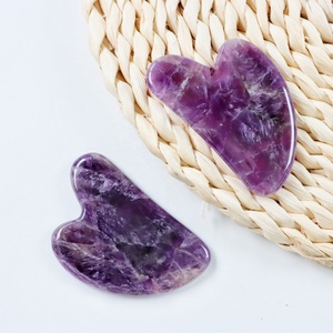Outil de massage facial et corporel Gua Sha en quartz rose, pierre Bian, jade véritable et cristal de quartz avec logo personnalisé - Product Image 6