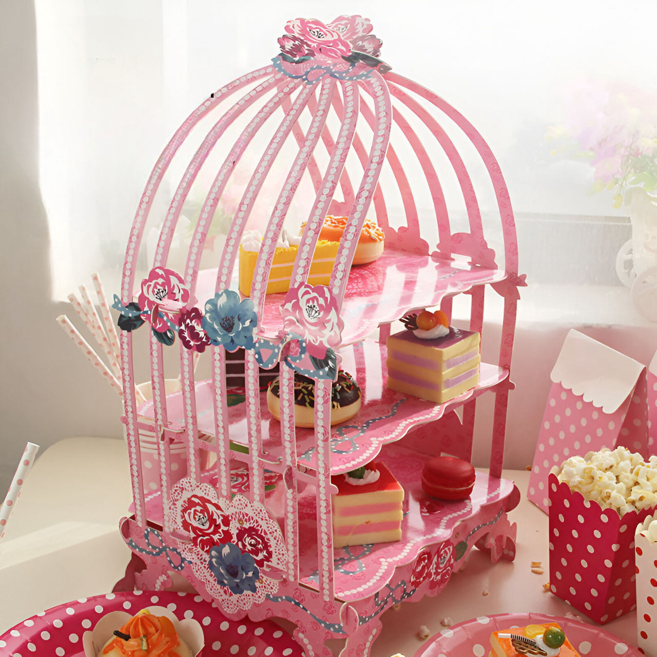 Supporto per torta rosa a tre strati in carta
