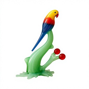 Figura de Loro de Vidrio Soplado a Mano en Rama Verde con Bayas Rojas, Decoración Temática de Animales - Product Image 1