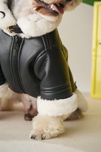 Veste matelassée de luxe pour chien, collection automne-hiver, motif uni, en cuir PU noir avec fourrure en duvet et peluche - Product Image 5
