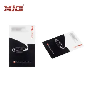 真新しい空白の透明なプラスチック製のIDカード