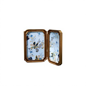 Cadre photo en métal au fini de luxe pour capturer des souvenirs dorés tout en ajoutant un attrait visuel à votre espace de vie personnel - Product Image 1