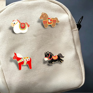 En gros, Pin's en émail et métal personnalisé, motif Cheval de dessin animé, <span class=keywords><strong>Zodiaque</strong></span> <span class=keywords><strong>Chevalier</strong></span>, Année <span class=keywords><strong>du</strong></span> Cheval 2026, pour sacs à dos - Product Image 3
