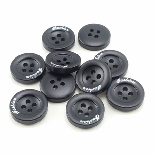 Phong Cách Mới Nhựa Màu Trắng Nút Với Phía Trước Laser In Logo Hiệu Ứng Thời Trang Quần Áo Phụ Kiện - Product Image 5