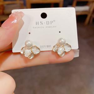 À la mode exquis polyvalent cuivre aiguille blanc mince enduit pétale perle boucles d'oreilles pour les femmes Unique à la mode Zircon - Product Image 3