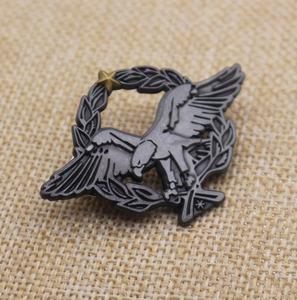 Personalizado barato antiguo níquel suave esmalte 2D águila insignia recortada Glede solapa Pin - Product Image 1