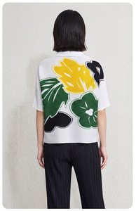 PY 2026 Haut plissé décontracté Miyake à col polo, imprimé floral large, coupe ample, manches courtes, vente en gros de vêtements en vrac - Product Image 6