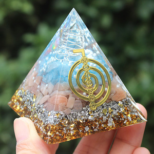 Pyramide en résine blanche en forme de pilier de cristal, artisanat, décoration de la maison, ornement fait à la main - Product Image 2