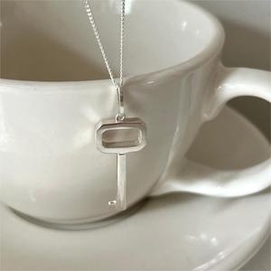Collar con Colgante de Llave Gruesa, Plata de Ley 925, Joyería Minimalista para Mujer, Collar con Dije de Llave Geométrica Audaz, Regalo - Product Image 3