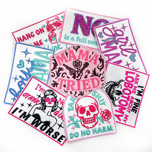 Parches Bordados Personalizados con Diseño de Rosas y Guitarra, Letra Personalizada 'Mamá', Parches Termoadhesivos Pequeños para Gorras - Product Image 1