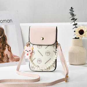 Bolso Bandolera Pequeño con Patrón Monograma Vintage, Adorno de Oso Adorable <span class=keywords><strong>y</strong></span> Cadena de Perlas para Uso Diario - Product Image 3