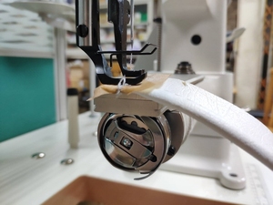 Máquina de Coser Plana Jukis DSC-246 de Cabezal Cuadrado Pequeño, de Una Sola Aguja, con Alimentación de Tela Integrada - Product Image 4