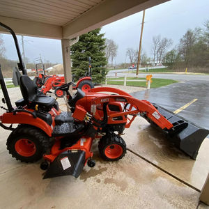 Tracteur diesel 4x4 Kioti CS2210H 2019, 22 ch, 3 cylindres, avec chargeur et tondeuse à montage central de 60 pouces, disponible à la vente - Product Image 1