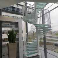 Escalier en colimaçon métallique commercial pour villa, facile à installer, avec rampe en verre, escalier hélicoïdal intérieur