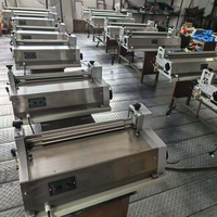 Machine à coller manuelle de bureau à alimentation par rouleaux pour la fabrication de boîtes rigides et de couvertures rigides, à colle chaude et à froid