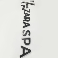 Panneau d'affichage extérieur en métal noir blanc rouge personnalisable conçoit la forme du cadre en acrylique pour la signalisation publicitaire de magasin