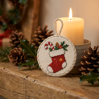Ornement de Noël en point de croix rouge avec canne en sucre pour décoration traditionnelle de sapin de Noël brodée à la main