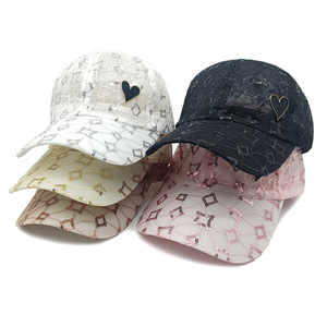 Gorra de béisbol de malla con lentejuelas para <span class=keywords><strong>mujer</strong></span>, sombrero para el sol decorado con corazones, transpirable, para uso diario al aire libre - Product Image 1